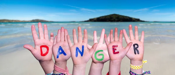 Дети руки Строительство Word Danger, Ocean Background — стоковое фото