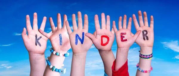 Enfants mains construire mot Kinder signifie enfants, ciel bleu — Photo