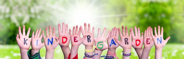 Kinderen handen bouwen Woord kleuterschool, Grasveld — Stockfoto