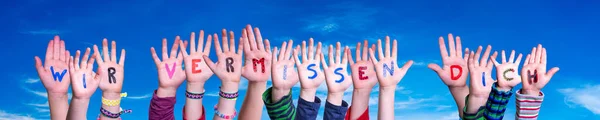 Παιδιά Χέρια οικοδόμηση λέξη Wir Vermissen Dich σημαίνει ότι μας λείπεις, Blue Sky — Φωτογραφία Αρχείου