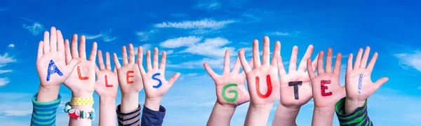Bambini mani che costruiscono Word Alles Gute significa migliori auguri, cielo blu — Foto Stock