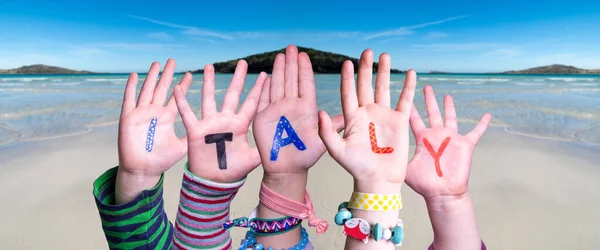 Børn Hands Building Word Italien, Ocean Baggrund - Stock-foto