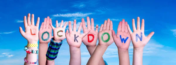 Mani dei bambini che tengono la parola di blocco, cielo blu — Foto Stock