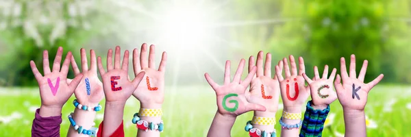 Kinderen handen vasthouden Woord Viel Glueck Betekent veel geluk, Grasveld — Stockfoto