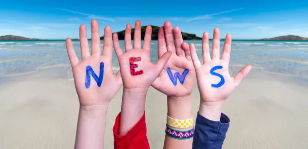 Barn händer bygga Word News, Ocean Bakgrund — Stockfoto