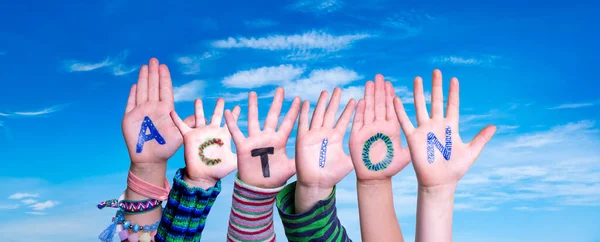 Dzieci Ręce Budowanie Word Action, Błękitne niebo — Zdjęcie stockowe