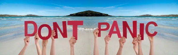 People Hands Holding Word Dont Panic, Ocean Background — Stock Photo, Image
