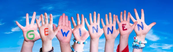 Children Hands Building Word Gewinnen Means Win, Blue Sky — Stock Photo, Image