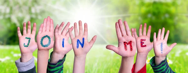 Niños Manos Construyendo Palabra Únete a Mí, Pradera de Hierba —  Fotos de Stock