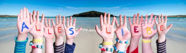 Barn händer bygga Word Alles Liebe innebär lycka önskningar, Ocean Bakgrund — Stockfoto
