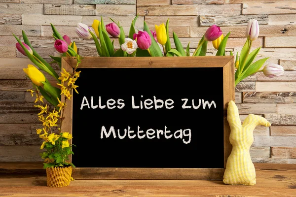 Λουλούδια τουλίπας, λαγουδάκι, τούβλο τοίχο, Blackboard, Muttertag σημαίνει ευτυχισμένη ημέρα μητέρων — Φωτογραφία Αρχείου