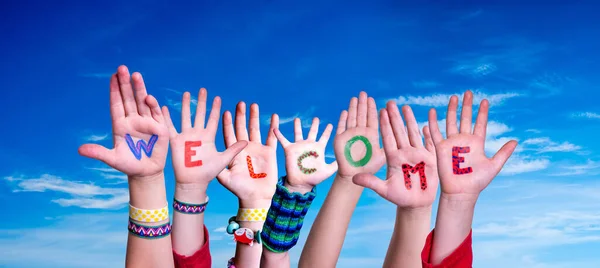 Niños Manos Construyendo Palabra Bienvenido, Cielo Azul —  Fotos de Stock