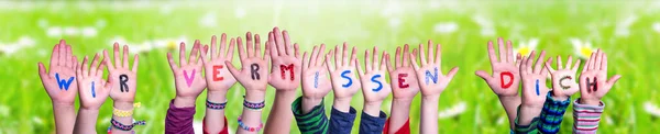 Children Hands Building Word Wir Vermissen Dich significa que sentimos sua falta, Grass Meadow — Fotografia de Stock
