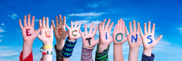 Mani dei bambini costruzione di elezioni Word, cielo blu — Foto Stock