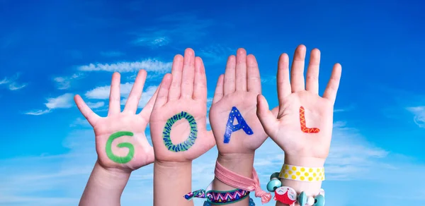 Crianças Mãos Construindo Objetivo da Palavra, Céu Azul — Fotografia de Stock