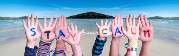 Barn händer bygga ord bo lugnt, Ocean Bakgrund — Stockfoto
