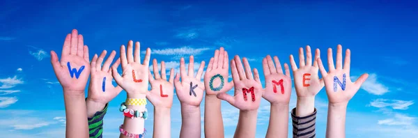 Dzieci Ręce Budowanie Słowa Willkommen oznacza Witamy, Niebieskie Niebo — Zdjęcie stockowe