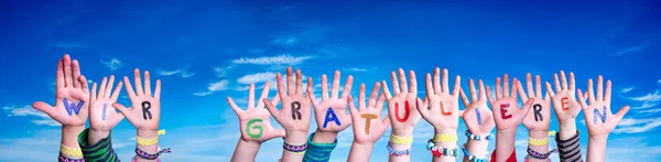 Mãos de crianças, Wir Gratulieren significa parabéns, Céu Azul — Fotografia de Stock