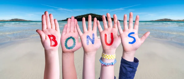 Crianças mãos construindo palavra bônus, fundo do oceano — Fotografia de Stock