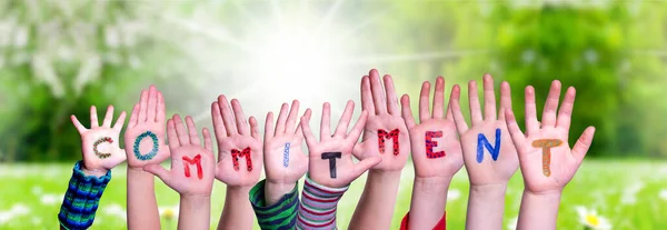 Kinderen handen bouwen Woord Commitment, Grasveld — Stockfoto