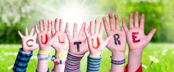 Kinderen handen bouwen Woord Cultuur, Grasveld — Stockfoto