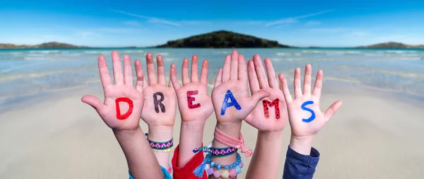 Kinderhände bauen Wortträume, Ozeanhintergrund — Stockfoto