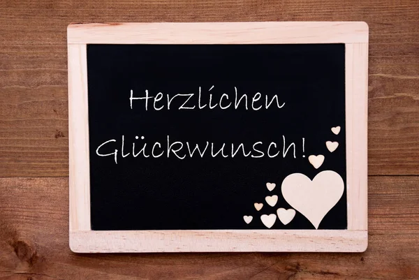 Balckboard com decoração de coração de madeira, texto Glueckwunsch significa parabéns — Fotografia de Stock