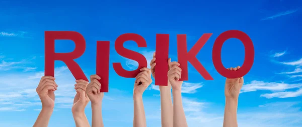 Persone mani in possesso di parola Risiko significa rischio, cielo blu — Foto Stock