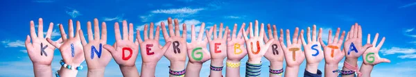 Handen Bouwen Woord Kindergeburtstag betekent Kinderen Verjaardag, Blue Sky — Stockfoto