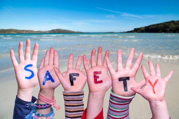 Crianças Mãos Construindo Palavra Segurança, Fundo Oceano — Fotografia de Stock