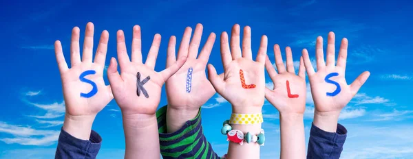 Barn händer bygga Word Skills, Blue Sky — Stockfoto