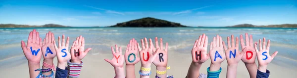 Děti Ruce Držet Slovo Myjte si ruce, Oceán Pozadí — Stock fotografie