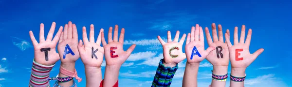 Çocuk Elleri Sözcük İnşa Ediyor Kendine iyi bak, Mavi Gökyüzü — Stok fotoğraf
