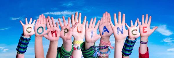 Children Hands Building Word Compliance, Błękitne niebo — Zdjęcie stockowe