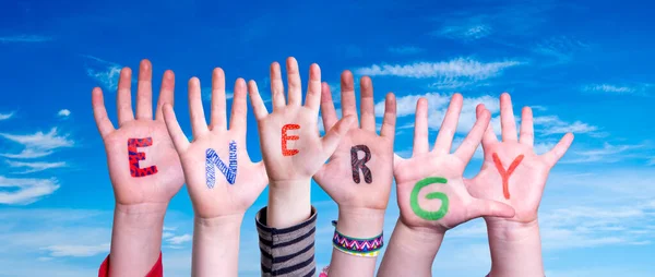 Mani dei bambini costruzione Parola Energia, cielo blu — Foto Stock