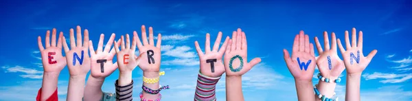 Le mani dei bambini che costruiscono la parola entrano per vincere, cielo blu — Foto Stock