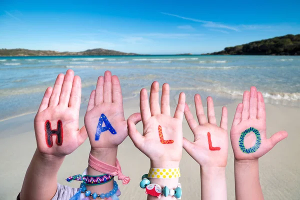 Kinderhände Wortbildung Hallo bedeutet Hallo, Ozeanhintergrund — Stockfoto