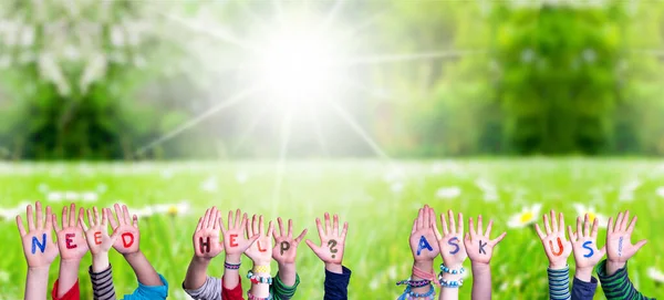 Kinderen Handen Bouwen Woord Hulp nodig Vraag het ons, Grasveld — Stockfoto