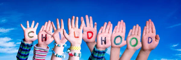 Crianças Mãos Construindo Palavra Infância, Céu Azul — Fotografia de Stock