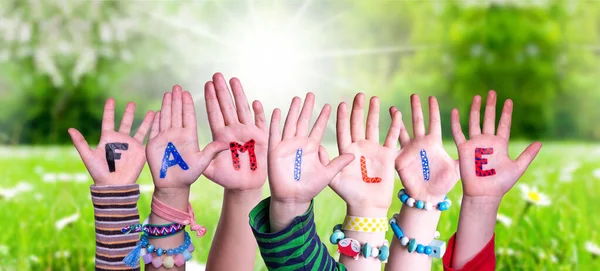 Crianças Mãos Construindo Palavra Família significa Família, Grama Prado — Fotografia de Stock