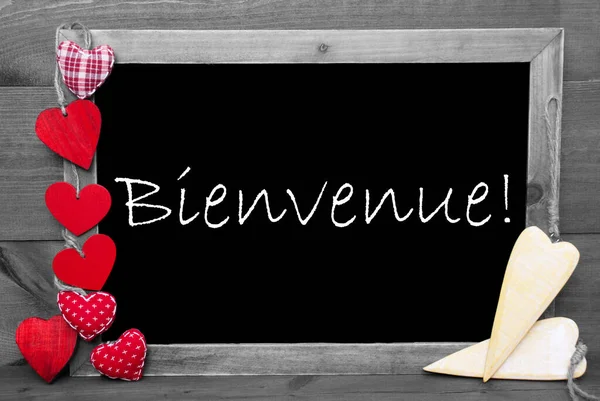 Balckboard avec décoration coeur rouge, texte Bienvenue signifie bienvenue — Photo