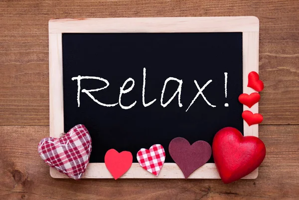 Balckboard med rött hjärta dekoration, Text Relax, Trä bakgrund — Stockfoto
