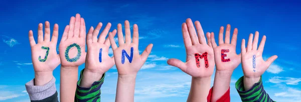 Kinderen handen bouwen woord Join Me, Blue Sky — Stockfoto