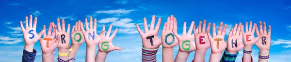 Kinderen handen bouwen woord sterk samen, Blue Sky — Stockfoto