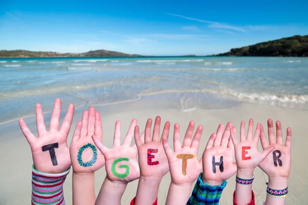Crianças mãos construindo palavra juntos, fundo do oceano — Fotografia de Stock