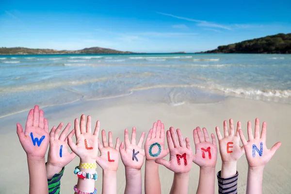 Kinderhände Wortbildung Willkommen bedeutet Willkommen, Ocean Background — Stockfoto