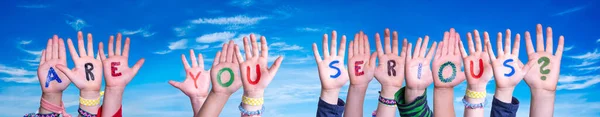 Gyerekek kezek építő szó Komoly vagy, Blue Sky — Stock Fotó