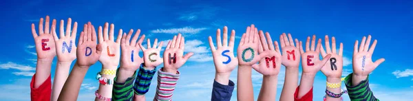 Kinderen handen, Endlich Sommer betekent eindelijk zomer, Blue Sky — Stockfoto