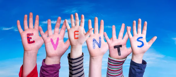 Niños Manos Construyendo Eventos de Palabra, Cielo Azul —  Fotos de Stock