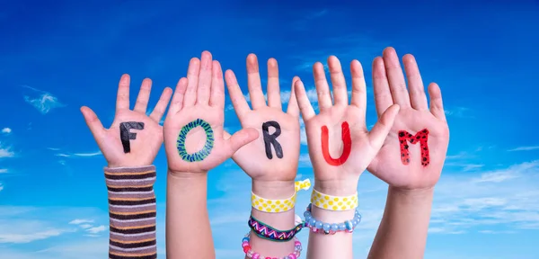 Foro de Manos Infantiles Construyendo Palabras, Cielo Azul — Foto de Stock